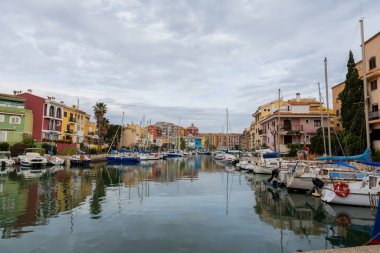 Alboraya, İspanya - 22 Şubat 2025: Valencia 'daki Alboraya balıkçı köyü. Su kanalları. Renkli evleri ve caddelerinde kanalları olan bir liman. Küçük tekneler. Deniz Limanı.