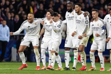 Madrid, İspanya - 12 Mart 2025: Madrid 'de Atletico Madrid ile Real Madrid arasında oynanan Şampiyonlar Ligi maçı. Gerçek Madrid oyuncuları. Avrupa şampiyonları. İspanyol Euroderby.