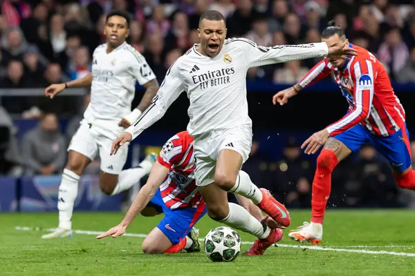 Madrid, İspanya - 12 Mart 2025: Madrid 'de Atletico Madrid ile Real Madrid arasında oynanan Şampiyonlar Ligi maçı. Gerçek Madrid oyuncuları. Avrupa şampiyonları. İspanyol Euroderby.