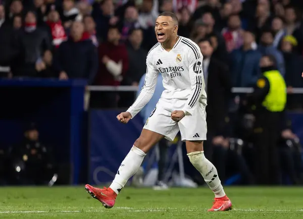 Madrid, İspanya - 12 Mart 2025: Madrid 'de Atletico Madrid ile Real Madrid arasında oynanan Şampiyonlar Ligi maçı. Gerçek Madrid oyuncuları. Avrupa şampiyonları. İspanyol Euroderby.