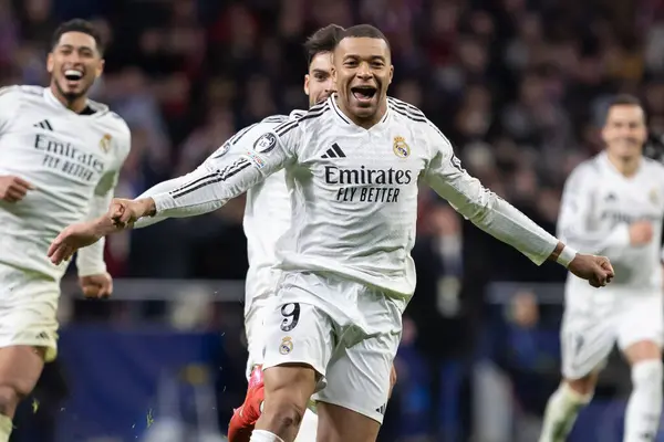 Madrid, İspanya - 12 Mart 2025: Madrid 'de Atletico Madrid ile Real Madrid arasında oynanan Şampiyonlar Ligi maçı. Gerçek Madrid oyuncuları. Avrupa şampiyonları. İspanyol Euroderby.