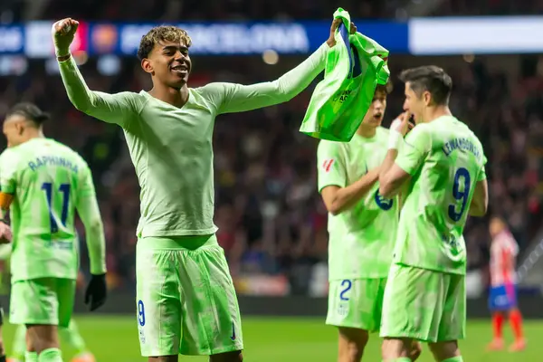 Madrid, İspanya - 16 Mart 2025: Atletico Madrid ile FC Barcelona arasındaki La Liga maçı Madrid 'de oynandı. Barselona oyuncuları. La Liga 2024, 2025.