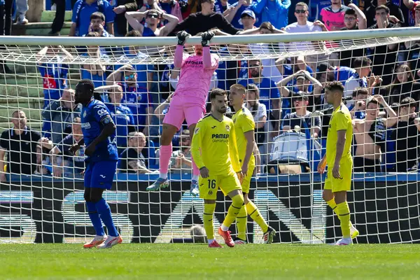 Madrid, İspanya - 30 Mart 2025: La Liga maçı Getafe FC ile Villarreal arasında Madrid 'de oynandı. Villarreal oyuncuları. Profesyonel futbol. La Liga 2024, 2025.
