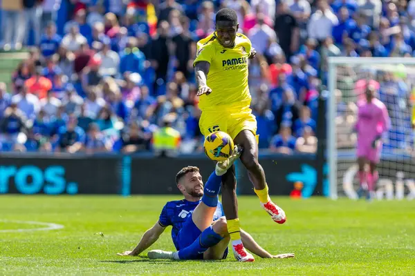 Madrid, İspanya - 30 Mart 2025: La Liga maçı Getafe FC ile Villarreal arasında Madrid 'de oynandı. Villarreal oyuncuları. Profesyonel futbol. La Liga 2024, 2025.