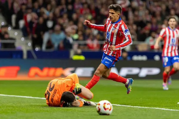 Madrid, İspanya - 2 Nisan 2025: Atletico Madrid ile FC Barcelona arasında oynanan Copa del Rey yarı final maçı. Atletico Madrid oyuncuları. Copa del Rey yarı finalleri.