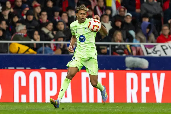 Madrid, İspanya - 2 Nisan 2025: Atletico Madrid ile FC Barcelona arasında oynanan Copa del Rey yarı final maçı. FC Barcelona oyuncuları. Copa del Rey yarı finalleri.