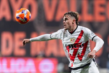 Madrid, İspanya - 4 Nisan 2025: Madrid 'de oynayan Rayo Vallecano ile CD Espaol arasındaki La Liga maçı. Rayo Vallecano oyuncuları. Profesyonel futbol. La Liga 2024-2025.