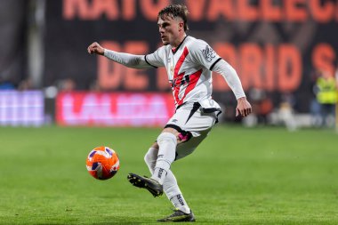 Madrid, İspanya - 4 Nisan 2025: Madrid 'de oynayan Rayo Vallecano ile CD Espaol arasındaki La Liga maçı. Rayo Vallecano oyuncuları. Profesyonel futbol. La Liga 2024-2025.