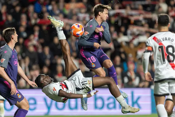 Madrid, İspanya - 4 Nisan 2025: Madrid 'de oynayan Rayo Vallecano ile CD Espaol arasındaki La Liga maçı. Rayo Vallecano oyuncuları. Profesyonel futbol. La Liga 2024-2025.