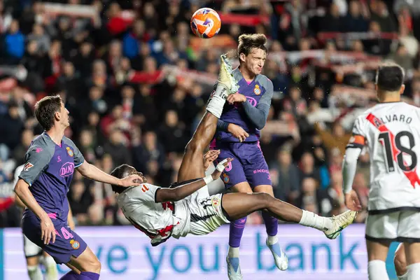 Madrid, İspanya - 4 Nisan 2025: Madrid 'de oynayan Rayo Vallecano ile CD Espaol arasındaki La Liga maçı. Rayo Vallecano oyuncuları. Profesyonel futbol. La Liga 2024-2025.