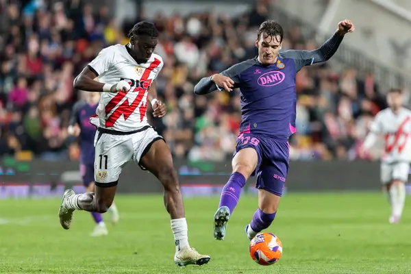 Madrid, İspanya - 4 Nisan 2025: Madrid 'de oynayan Rayo Vallecano ile CD Espaol arasındaki La Liga maçı. Rayo Vallecano oyuncuları. Profesyonel futbol. La Liga 2024-2025.