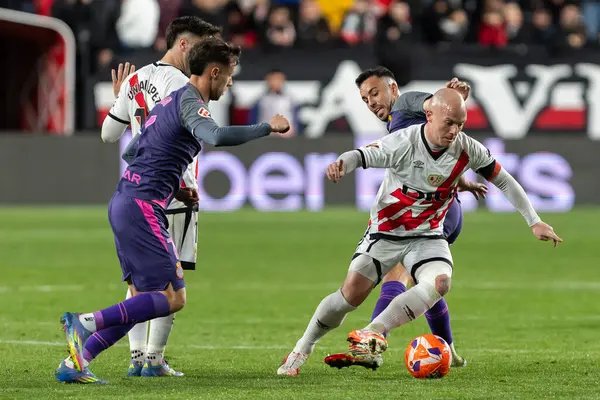 Madrid, İspanya - 4 Nisan 2025: Madrid 'de oynayan Rayo Vallecano ile CD Espaol arasındaki La Liga maçı. Rayo Vallecano oyuncuları. Profesyonel futbol. La Liga 2024-2025.