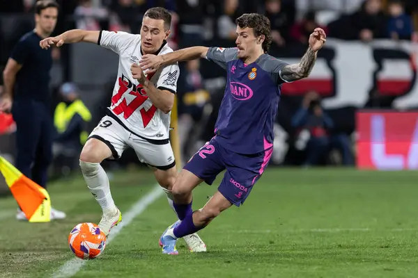 Madrid, İspanya - 4 Nisan 2025: Madrid 'de oynayan Rayo Vallecano ile CD Espaol arasındaki La Liga maçı. Rayo Vallecano oyuncuları. Profesyonel futbol. La Liga 2024-2025.