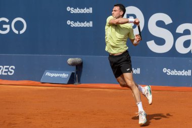 Barselona, İspanya - 12 Nisan 2025 Barcelona 'da düzenlenen Conde de God tenis turnuvası. ATP 500. Tenis yarışması. Profesyonel tenis oyuncuları. Tenis kortu. Pedro Martinez toprak yolda.
