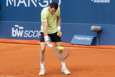 Barselona, İspanya - 12 Nisan 2025 Barcelona 'da düzenlenen Conde de God tenis turnuvası. ATP 500. Tenis yarışması. Profesyonel tenis oyuncuları. Tenis kortu. Pedro Martinez toprak yolda.