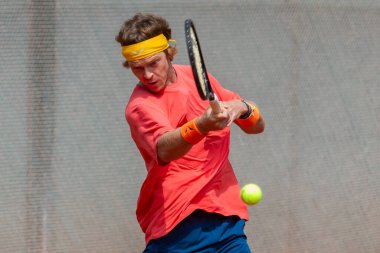 Barselona, İspanya - 12 Nisan 2025 Barcelona 'da düzenlenen Conde de God tenis turnuvası. ATP 500. Tenis yarışması. Profesyonel tenis oyuncuları. Tenis kortu. Andrey Rublev toprak yolda.
