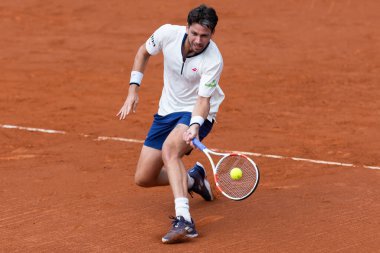 Barcelona, İspanya - 12 Nisan 2025: Barcelona 'da düzenlenen Conde de God Tennis Turnuvası. ATP 500. Tenis yarışması. Profesyonel tenis oyuncuları. Tenis kortu. Cameron Norrie kil sahada.