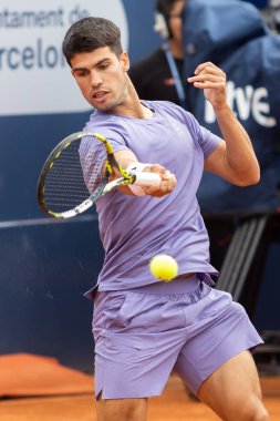 Barselona, İspanya - 12 Nisan 2025 Barcelona 'da düzenlenen Conde de God tenis turnuvası. ATP 500. Tenis yarışması. Profesyonel tenis oyuncuları. Tenis kortu. Carlos Alcaraz toprak yolda.