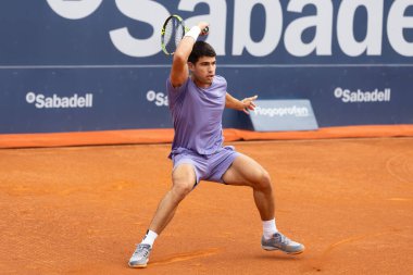 Barselona, İspanya - 12 Nisan 2025 Barcelona 'da düzenlenen Conde de God tenis turnuvası. ATP 500. Tenis yarışması. Profesyonel tenis oyuncuları. Tenis kortu. Carlos Alcaraz toprak yolda.