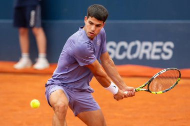 Barselona, İspanya - 12 Nisan 2025 Barcelona 'da düzenlenen Conde de God tenis turnuvası. ATP 500. Tenis yarışması. Profesyonel tenis oyuncuları. Tenis kortu. Carlos Alcaraz toprak yolda.