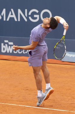 Barselona, İspanya - 12 Nisan 2025 Barcelona 'da düzenlenen Conde de God tenis turnuvası. ATP 500. Tenis yarışması. Profesyonel tenis oyuncuları. Tenis kortu. Carlos Alcaraz toprak yolda.