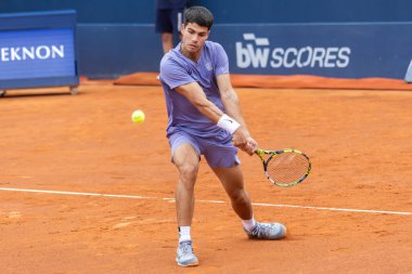 Barselona, İspanya - 12 Nisan 2025 Barcelona 'da düzenlenen Conde de God tenis turnuvası. ATP 500. Tenis yarışması. Profesyonel tenis oyuncuları. Tenis kortu. Carlos Alcaraz toprak yolda.