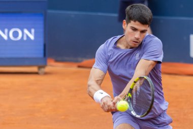 Barselona, İspanya - 12 Nisan 2025 Barcelona 'da düzenlenen Conde de God tenis turnuvası. ATP 500. Tenis yarışması. Profesyonel tenis oyuncuları. Tenis kortu. Carlos Alcaraz toprak yolda.