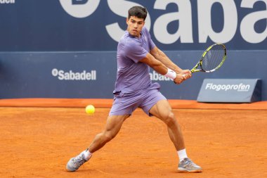 Barselona, İspanya - 12 Nisan 2025 Barcelona 'da düzenlenen Conde de God tenis turnuvası. ATP 500. Tenis yarışması. Profesyonel tenis oyuncuları. Tenis kortu. Carlos Alcaraz toprak yolda.