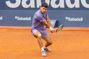 Barselona, İspanya - 12 Nisan 2025 Barcelona 'da düzenlenen Conde de God tenis turnuvası. ATP 500. Tenis yarışması. Profesyonel tenis oyuncuları. Tenis kortu. Carlos Alcaraz toprak yolda.