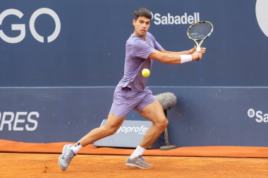 Barselona, İspanya - 12 Nisan 2025 Barcelona 'da düzenlenen Conde de God tenis turnuvası. ATP 500. Tenis yarışması. Profesyonel tenis oyuncuları. Tenis kortu. Carlos Alcaraz toprak yolda.