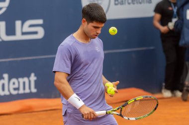 Barselona, İspanya - 12 Nisan 2025 Barcelona 'da düzenlenen Conde de God tenis turnuvası. ATP 500. Tenis yarışması. Profesyonel tenis oyuncuları. Tenis kortu. Carlos Alcaraz toprak yolda.