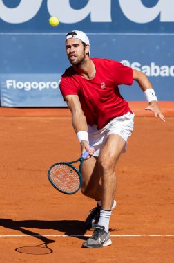 Barcelona, İspanya - 12 Nisan 2025: Barcelona 'da düzenlenen Conde de God Tennis Turnuvası. ATP 500. Tenis yarışması. Profesyonel tenis oyuncuları. Tenis kortu. K. Khachanov kil sahada..
