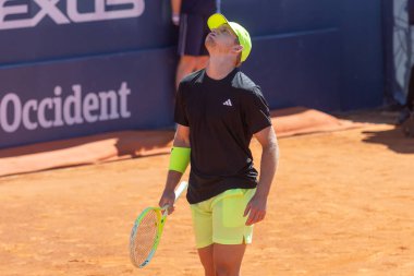 Barselona, İspanya - 12 Nisan 2025 Barcelona 'da düzenlenen Conde de God tenis turnuvası. ATP 500. Tenis yarışması. Profesyonel tenis oyuncuları. Tenis kortu. Alejandro Davidovich toprak yolda.