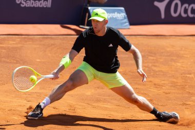 Barselona, İspanya - 12 Nisan 2025 Barcelona 'da düzenlenen Conde de God tenis turnuvası. ATP 500. Tenis yarışması. Profesyonel tenis oyuncuları. Tenis kortu. Alejandro Davidovich toprak yolda.