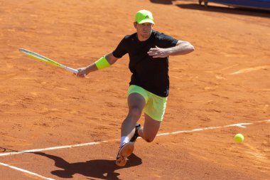 Barselona, İspanya - 12 Nisan 2025 Barcelona 'da düzenlenen Conde de God tenis turnuvası. ATP 500. Tenis yarışması. Profesyonel tenis oyuncuları. Tenis kortu. Alejandro Davidovich toprak yolda.