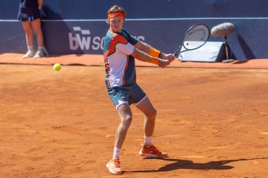 Barselona, İspanya - 12 Nisan 2025 Barcelona 'da düzenlenen Conde de God tenis turnuvası. ATP 500. Tenis yarışması. Profesyonel tenis oyuncuları. Tenis kortu. Andrey Rublev toprak yolda.