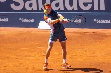 Barselona, İspanya - 12 Nisan 2025 Barcelona 'da düzenlenen Conde de God tenis turnuvası. ATP 500. Tenis yarışması. Profesyonel tenis oyuncuları. Tenis kortu. Andrey Rublev toprak yolda.