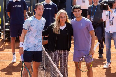 Barselona, İspanya - 12 Nisan 2025 Barcelona 'da düzenlenen Conde de God tenis turnuvası. ATP 500. Tenis yarışması. Profesyonel tenis oyuncuları. Tenis kortu. Carlos Alcaraz toprak yolda.