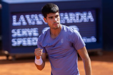 Barselona, İspanya - 12 Nisan 2025 Barcelona 'da düzenlenen Conde de God tenis turnuvası. ATP 500. Tenis yarışması. Profesyonel tenis oyuncuları. Tenis kortu. Carlos Alcaraz toprak yolda.