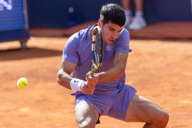 Barselona, İspanya - 12 Nisan 2025 Barcelona 'da düzenlenen Conde de God tenis turnuvası. ATP 500. Tenis yarışması. Profesyonel tenis oyuncuları. Tenis kortu. Carlos Alcaraz toprak yolda.