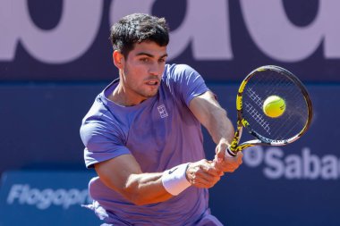 Barselona, İspanya - 12 Nisan 2025 Barcelona 'da düzenlenen Conde de God tenis turnuvası. ATP 500. Tenis yarışması. Profesyonel tenis oyuncuları. Tenis kortu. Carlos Alcaraz toprak yolda.
