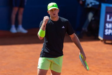Barselona, İspanya - 12 Nisan 2025 Barcelona 'da düzenlenen Conde de God tenis turnuvası. ATP 500. Tenis yarışması. Profesyonel tenis oyuncuları. Tenis kortu. Alejandro Davidovich toprak yolda.