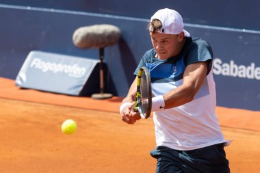 Barselona, İspanya - 12 Nisan 2025 Barcelona 'da düzenlenen Conde de God tenis turnuvası. ATP 500. Tenis yarışması. Profesyonel tenis oyuncuları. Tenis kortu. Holger Rune toprak yolda.