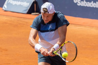 Barselona, İspanya - 12 Nisan 2025 Barcelona 'da düzenlenen Conde de God tenis turnuvası. ATP 500. Tenis yarışması. Profesyonel tenis oyuncuları. Tenis kortu. Holger Rune toprak yolda.