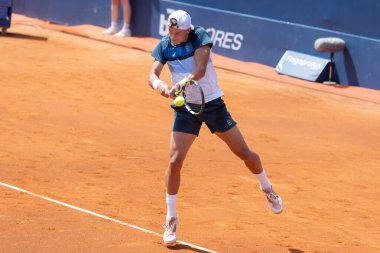 Barselona, İspanya - 12 Nisan 2025 Barcelona 'da düzenlenen Conde de God tenis turnuvası. ATP 500. Tenis yarışması. Profesyonel tenis oyuncuları. Tenis kortu. Holger Rune toprak yolda.