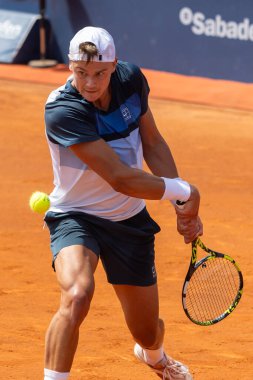 Barselona, İspanya - 12 Nisan 2025 Barcelona 'da düzenlenen Conde de God tenis turnuvası. ATP 500. Tenis yarışması. Profesyonel tenis oyuncuları. Tenis kortu. Holger Rune toprak yolda.
