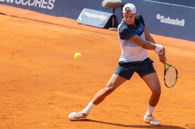 Barselona, İspanya - 12 Nisan 2025 Barcelona 'da düzenlenen Conde de God tenis turnuvası. ATP 500. Tenis yarışması. Profesyonel tenis oyuncuları. Tenis kortu. Holger Rune toprak yolda.