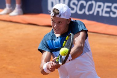 Barselona, İspanya - 12 Nisan 2025 Barcelona 'da düzenlenen Conde de God tenis turnuvası. ATP 500. Tenis yarışması. Profesyonel tenis oyuncuları. Tenis kortu. Holger Rune toprak yolda.