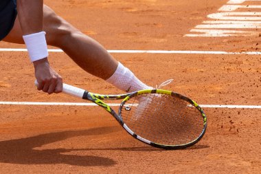 Barselona, İspanya - 12 Nisan 2025 Barcelona 'da düzenlenen Conde de God tenis turnuvası. ATP 500. Tenis yarışması. Profesyonel tenis oyuncuları. Tenis kortu. Holger Rune toprak yolda.