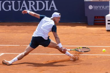 Barselona, İspanya - 12 Nisan 2025 Barcelona 'da düzenlenen Conde de God tenis turnuvası. ATP 500. Tenis yarışması. Profesyonel tenis oyuncuları. Tenis kortu. Holger Rune toprak yolda.